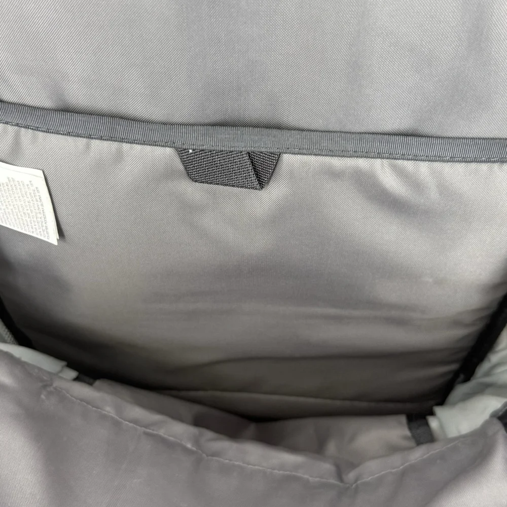 North Face Vault Backpack Silver Gray Flexvent Padded Compartment